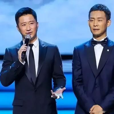 🐒吴京问张译:“我请你拍戏，片酬要多少？”张译伸了一个手指，吴京一脸吃惊:“1