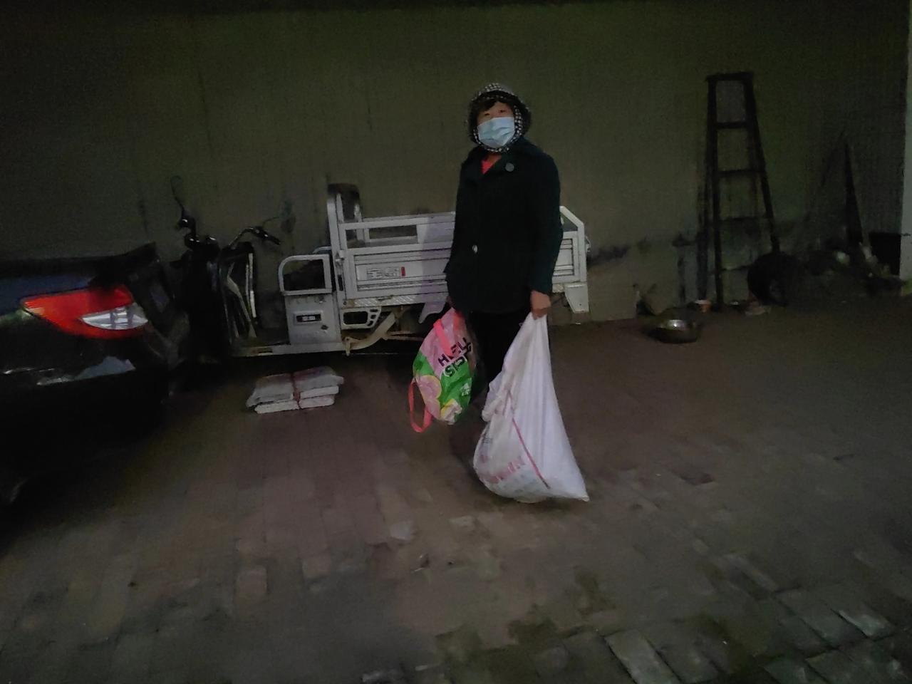 今天下午4点多，老伴打完麻将，就和篇嫂子她们几个人，火急火燎的走了。
听别人说有