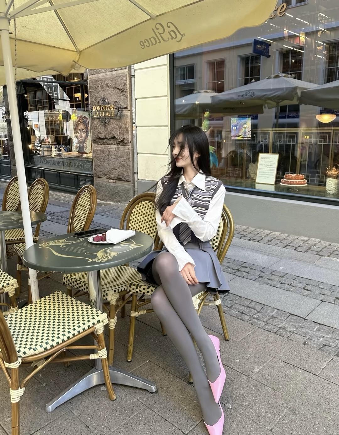 少女感这东西，真的很奇妙。它不只是外表的年轻，更是由内而外散发的一种气质。
心态