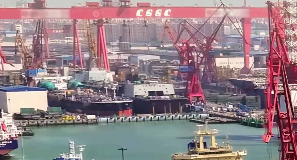 中国海军这手藏得太绝了，5 月 21 日官方首次公开证实，中国正在打造一艘史无前