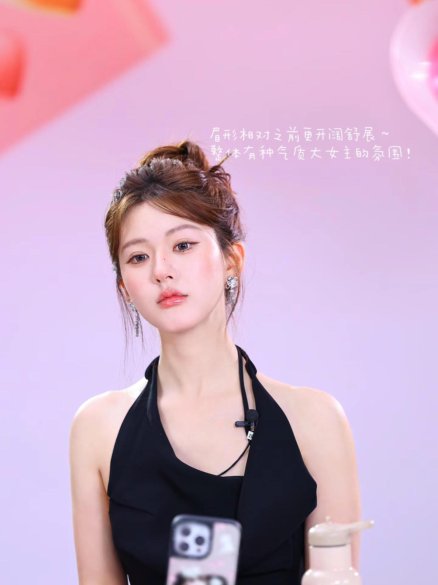 赵露思近期这个眉毛改变也太好看了吧！天选氛围感美女子阿啊阿啊～前后对比也太大了直