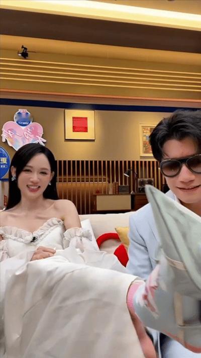就如陈乔恩本人所说，高跟鞋不基础，卡通袜更不基础。陈乔恩身穿一袭礼服和一双高跟鞋