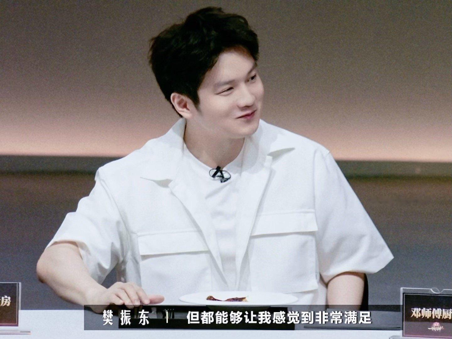樊振东对美食的感情不像演的赛场上专注紧盯来球，饭桌前认真品鉴美味，樊振东对待美食