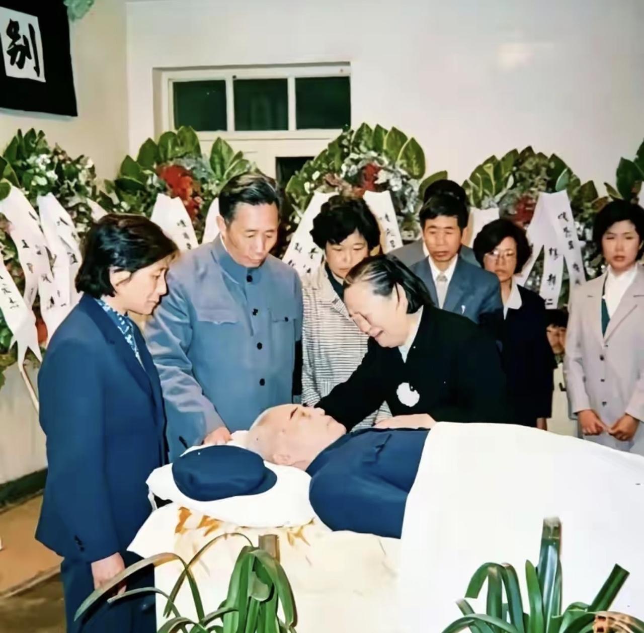 没想到曾在功德林抗拒改造多年的国民党中将黄维，死后能入葬八宝山革命公墓！这张19