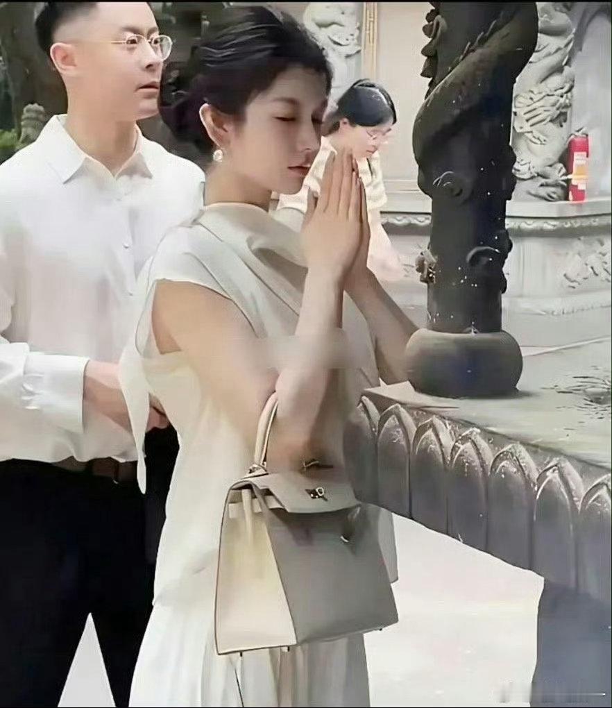 感觉她什么都不缺了 到底来求什么的 
