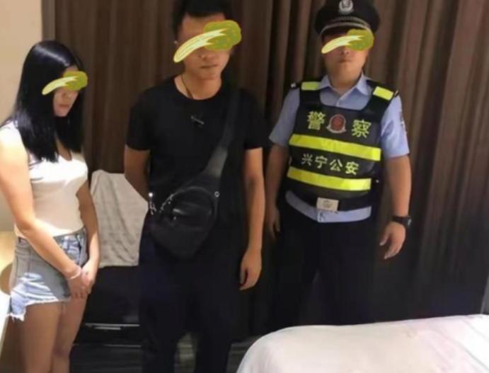 北京，一个保安上班时感觉寂寞难忍，就请假去了趟足浴房，找女技师泄火后这才舒服的离