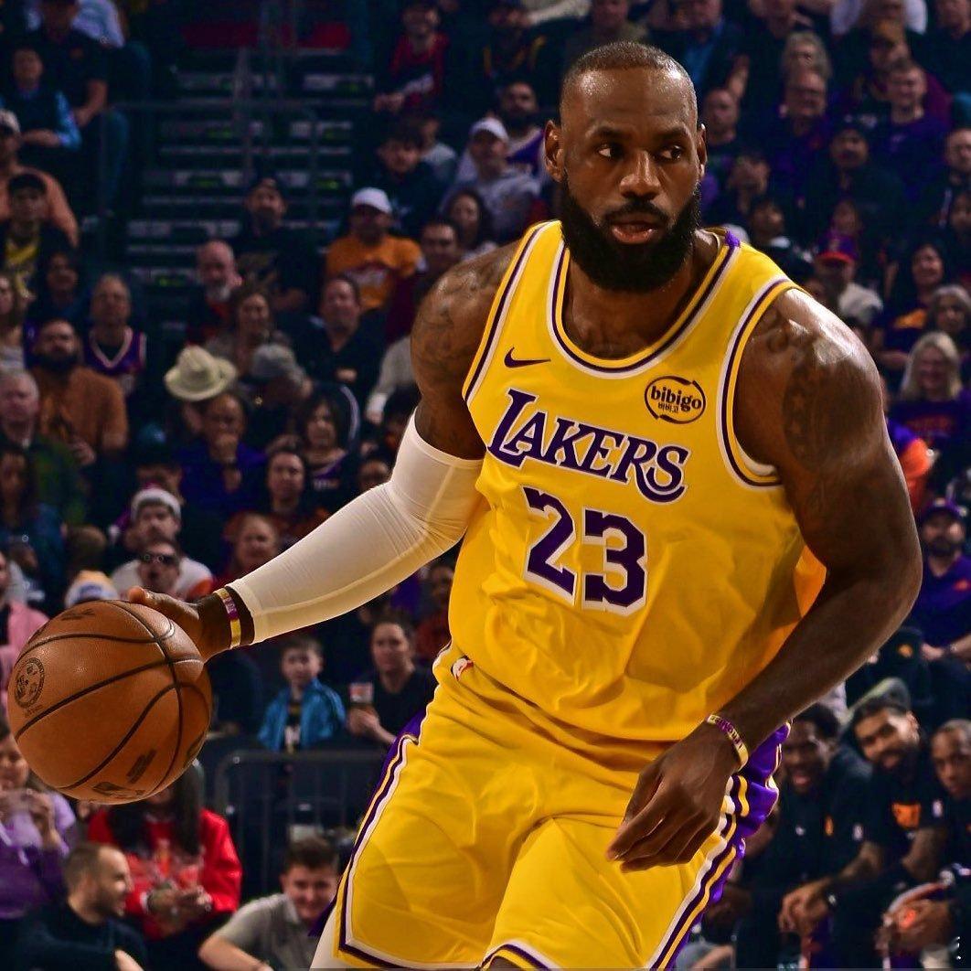 老詹半场18分！ 