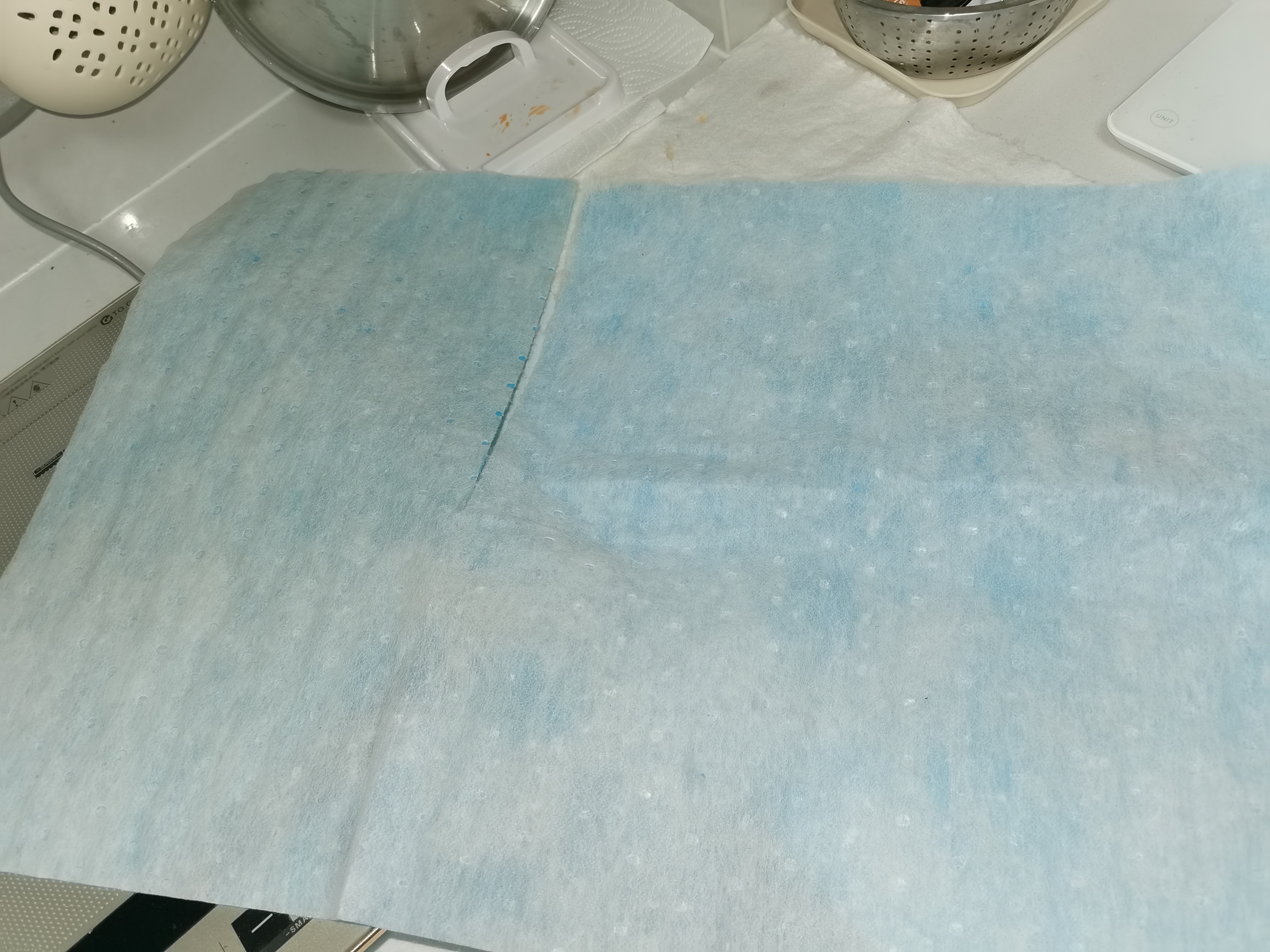 临睡前分享个好东西油烟机膜布我知道油槽膜已经大家都在用了。但这个油烟机抹布真的真