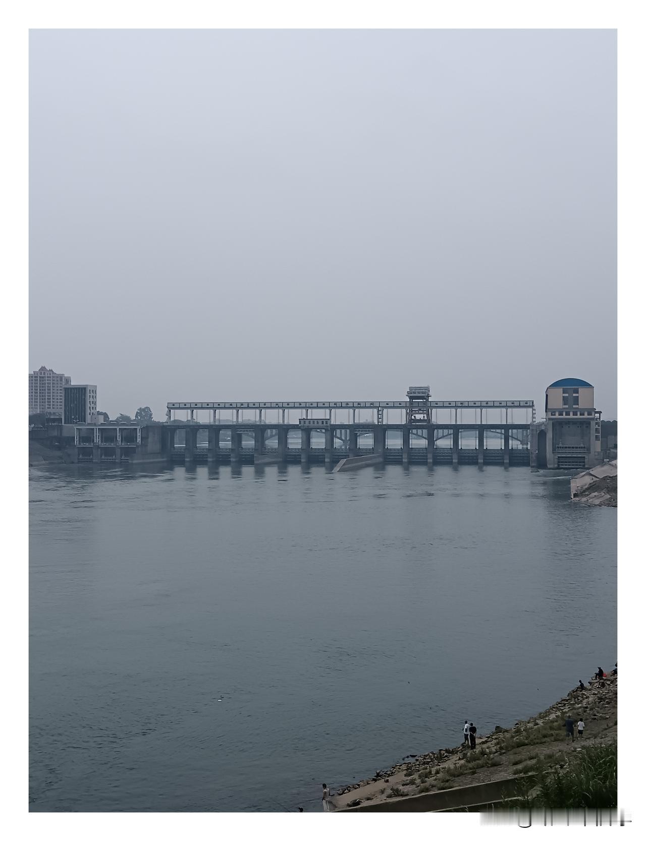 这是航运枢纽船闸，几十年的老企业了。