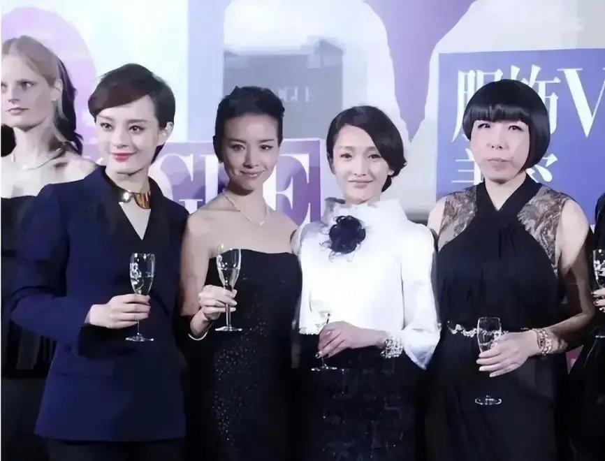 章子怡法令纹抢镜，孙俪邓超牵手入场。
三亚夜场灯打在脸上，谁高谁矮一眼看穿。
我