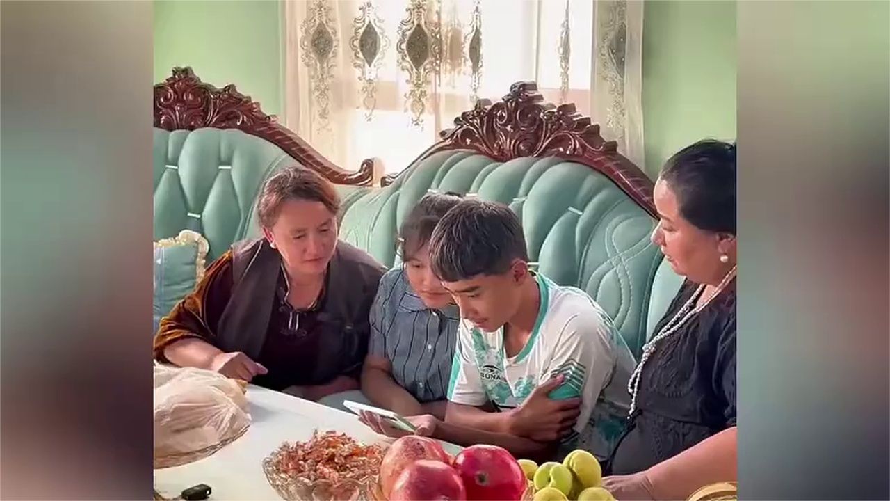 U23国足摘铜！木塔力甫妈妈和妹妹激动落泪，