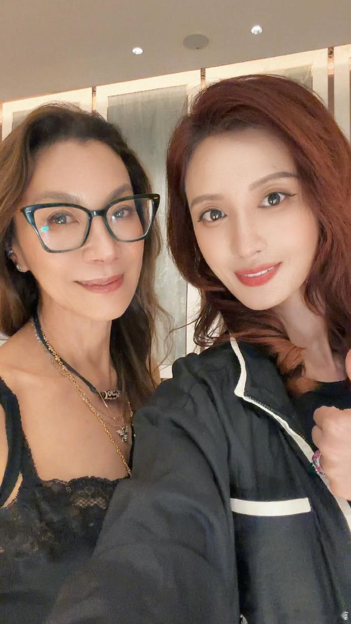 张萌杨紫琼合照张萌晒与杨紫琼合照张萌晒与杨紫琼合照 