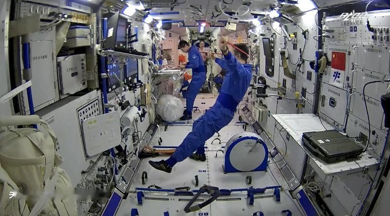中国航天员在太空烤鸡翅啦，这事儿太酷了！11月3日，神舟二十一号和二十号航天员乘