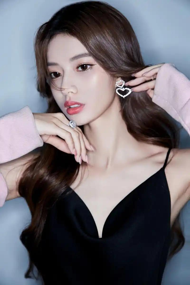 美女的身上存在着一种脱产感，所以美女这一群体注定不适合绝大多数的男人。
 
要知