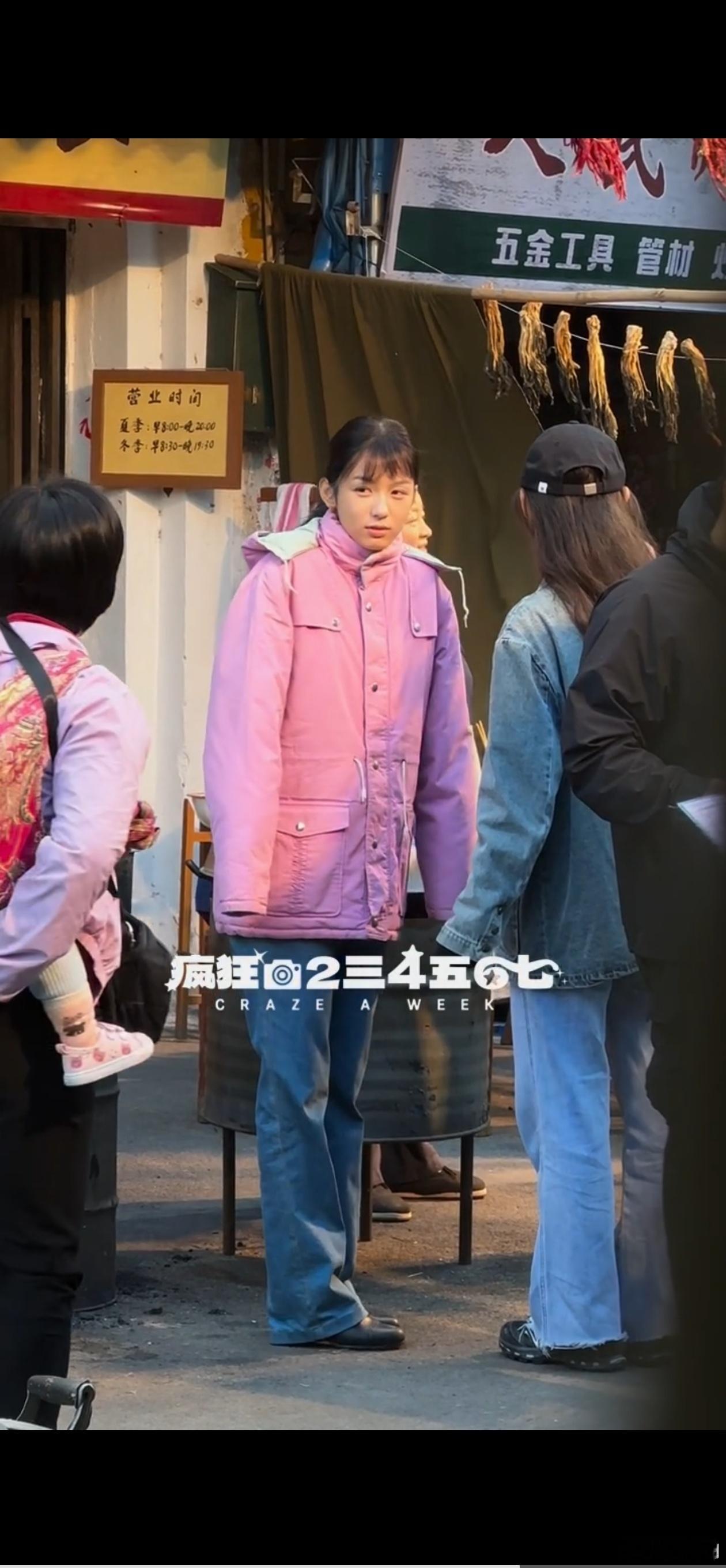 前面八十年代农村，后面九十年代农村。你不会觉得后面土，但前面一定是现代审美里的土