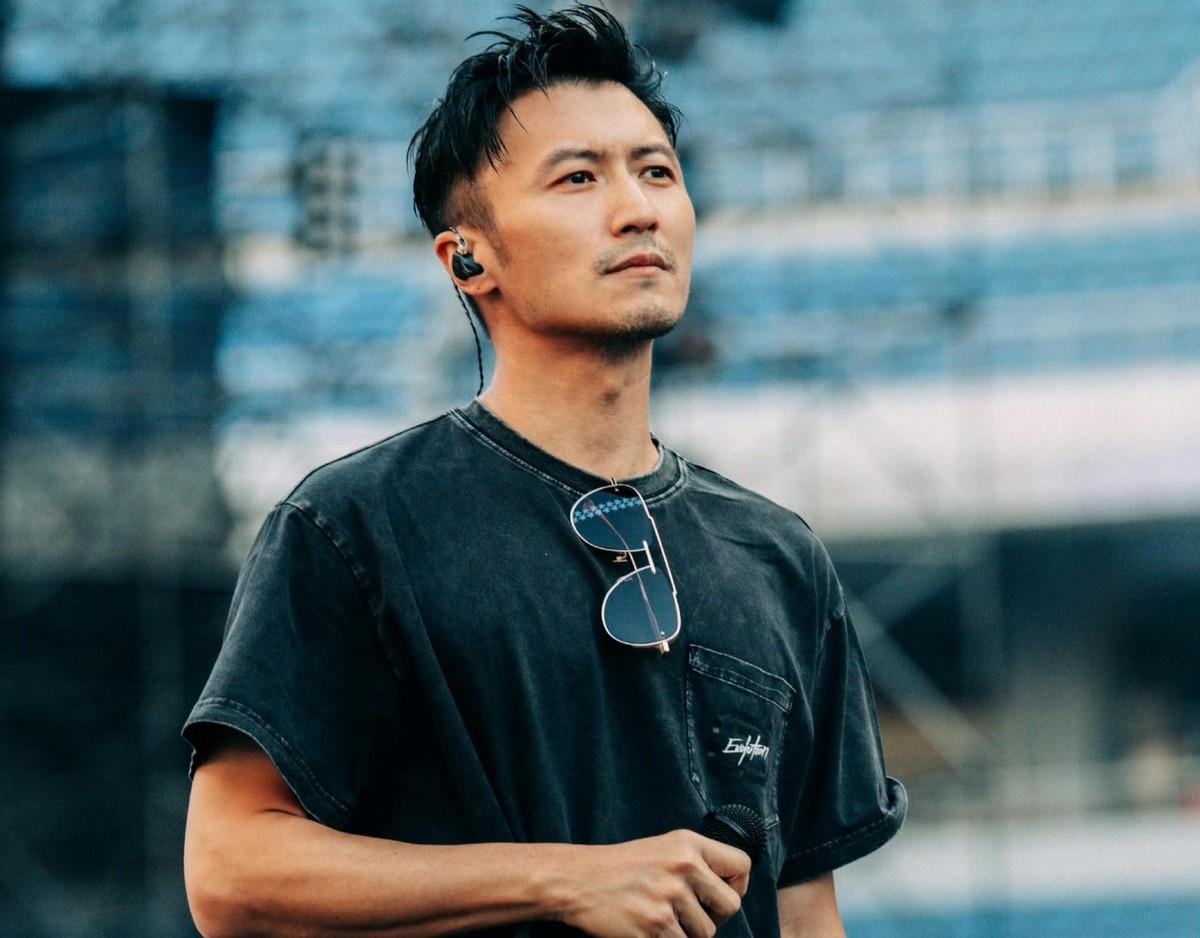 谢霆锋演唱会照常开唱，没提王菲生日这事，很多人觉得他太低调。
可咱把话揉碎了看，