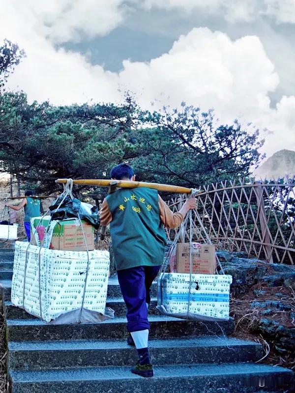 爬山时遇见一个七十岁的挑山工，他歇脚时说的那番话，让我站在半山腰红了眼眶。

一