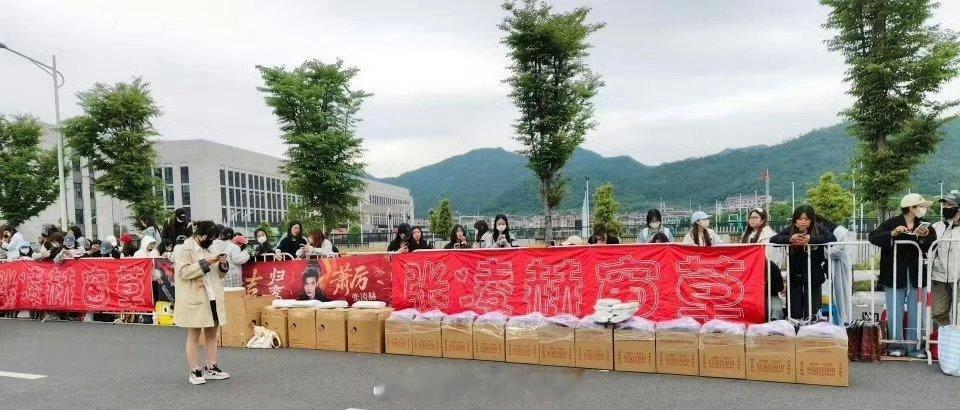 张凌赫逆应援，请粉丝喝奶茶