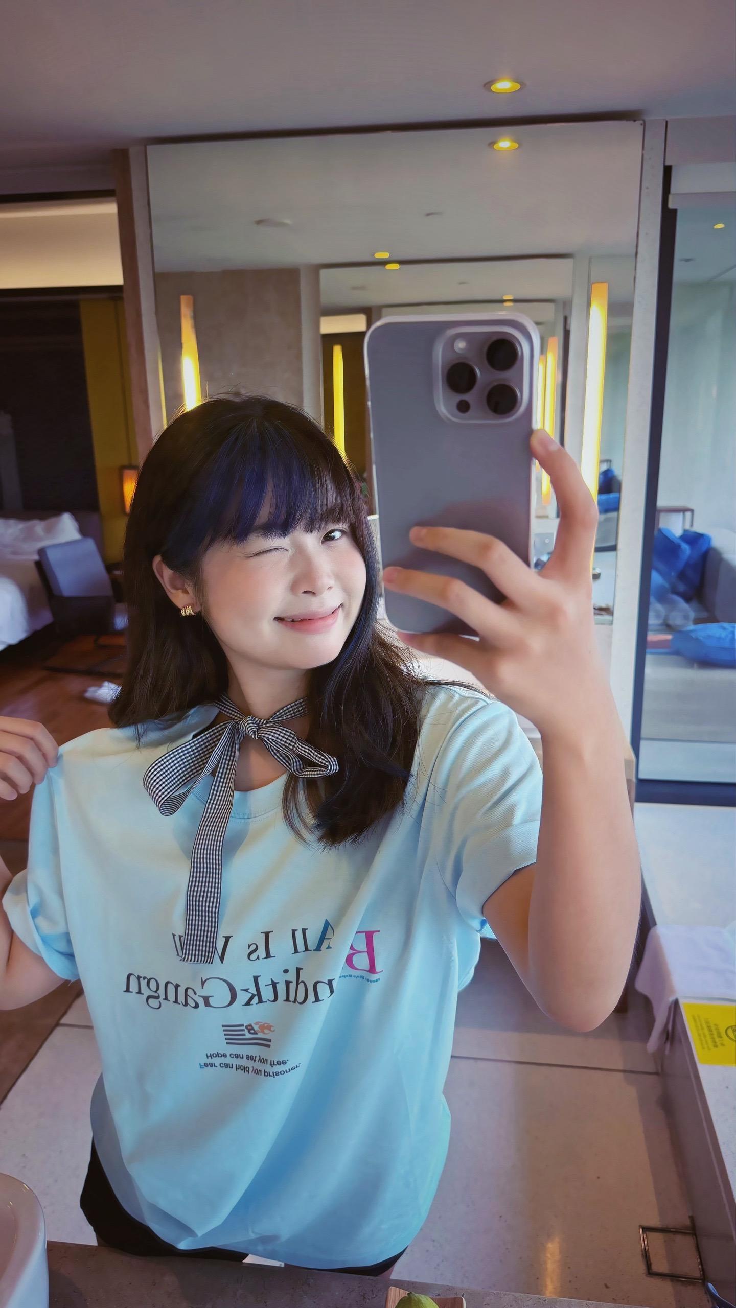 在重逢的街头  心跳比我先认出你