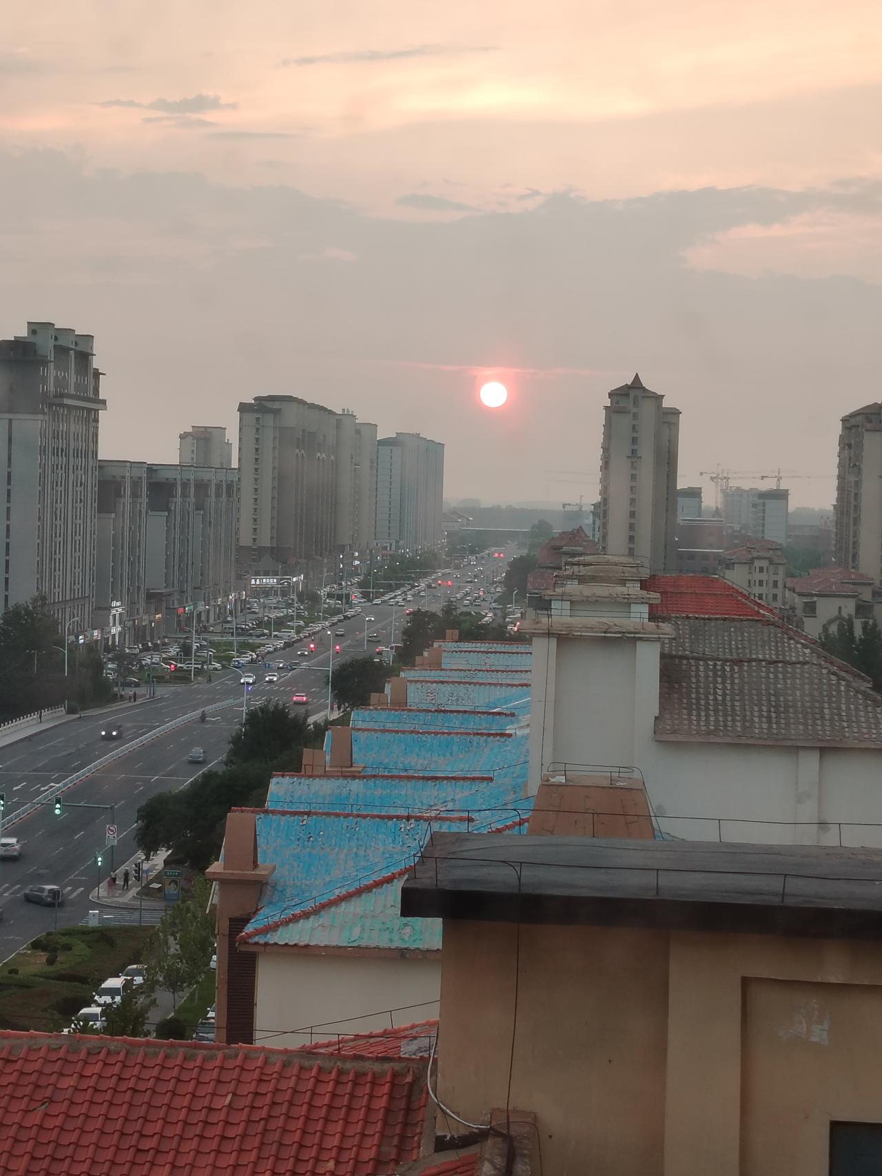 夕阳西下，余晖烁烁，慢慢落下代表一天的忙碌结束了。