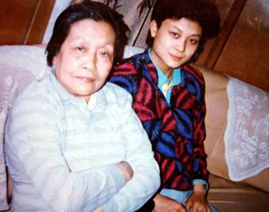 1987年世乒赛，何智丽公然违抗让球命令，硬生生把队友打下去拿了冠军。回国后她被