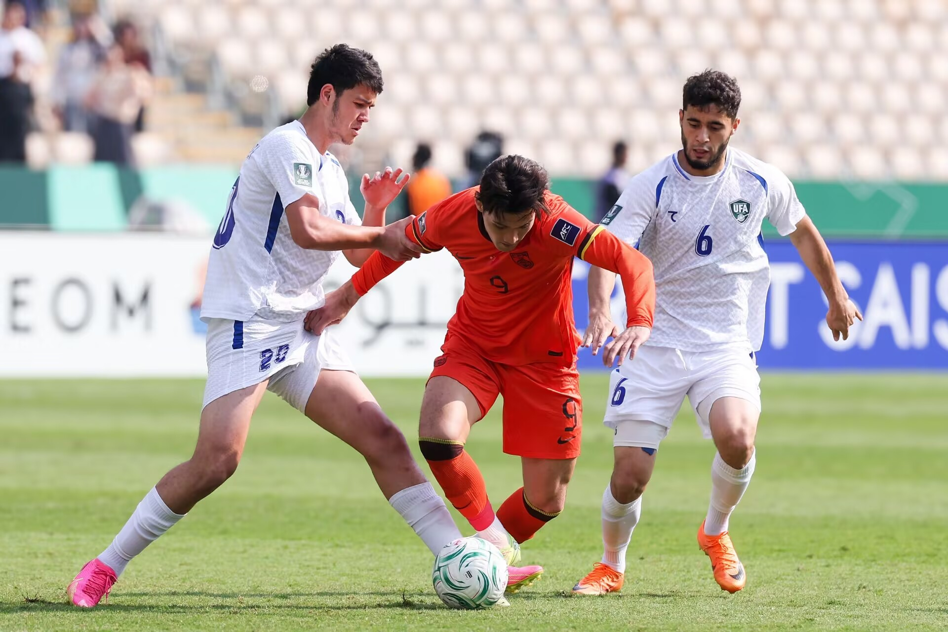 【U23国足vs乌兹半场数据：国足控球率仅24.6%，射门2-11】1月17日，