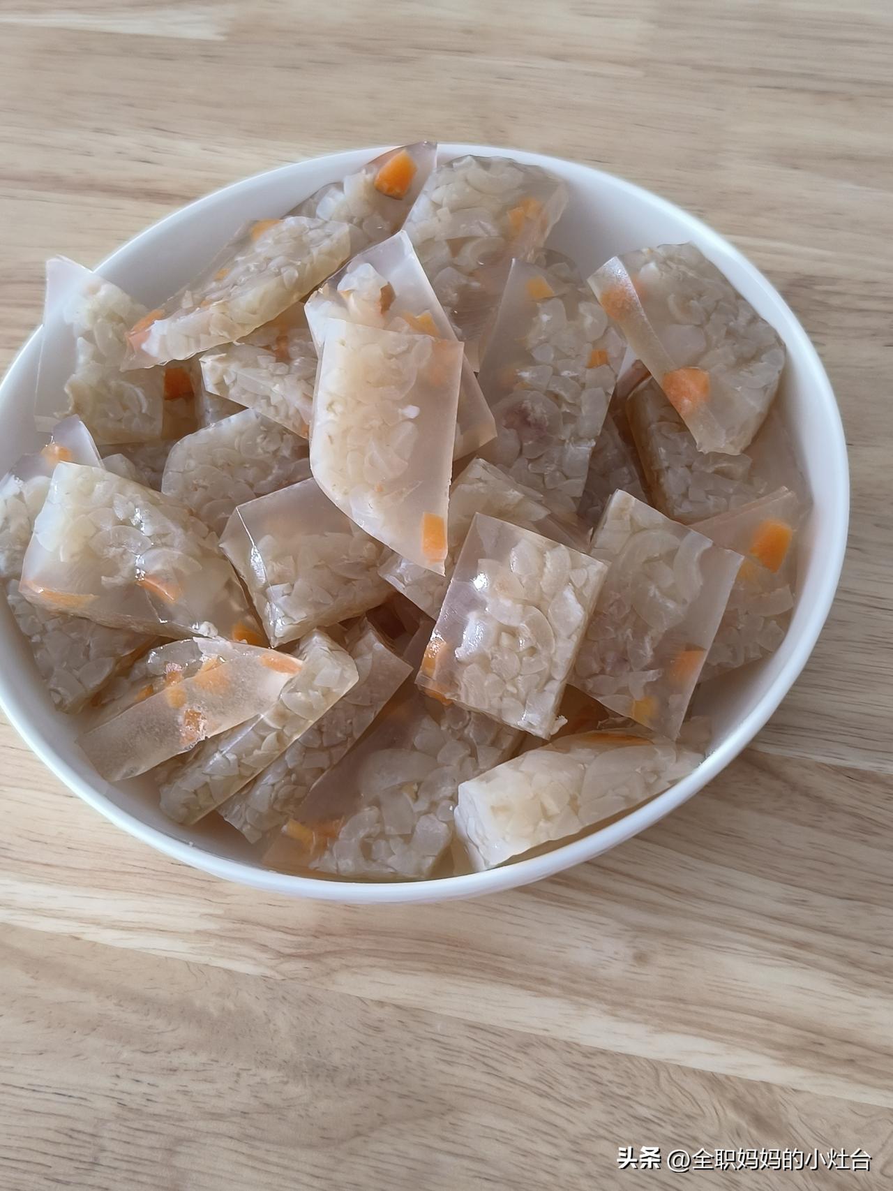 今天用家里的之前买肉剃下来的肉皮做了一盘皮冻，
很好吃，是喜欢的味道和口感。
