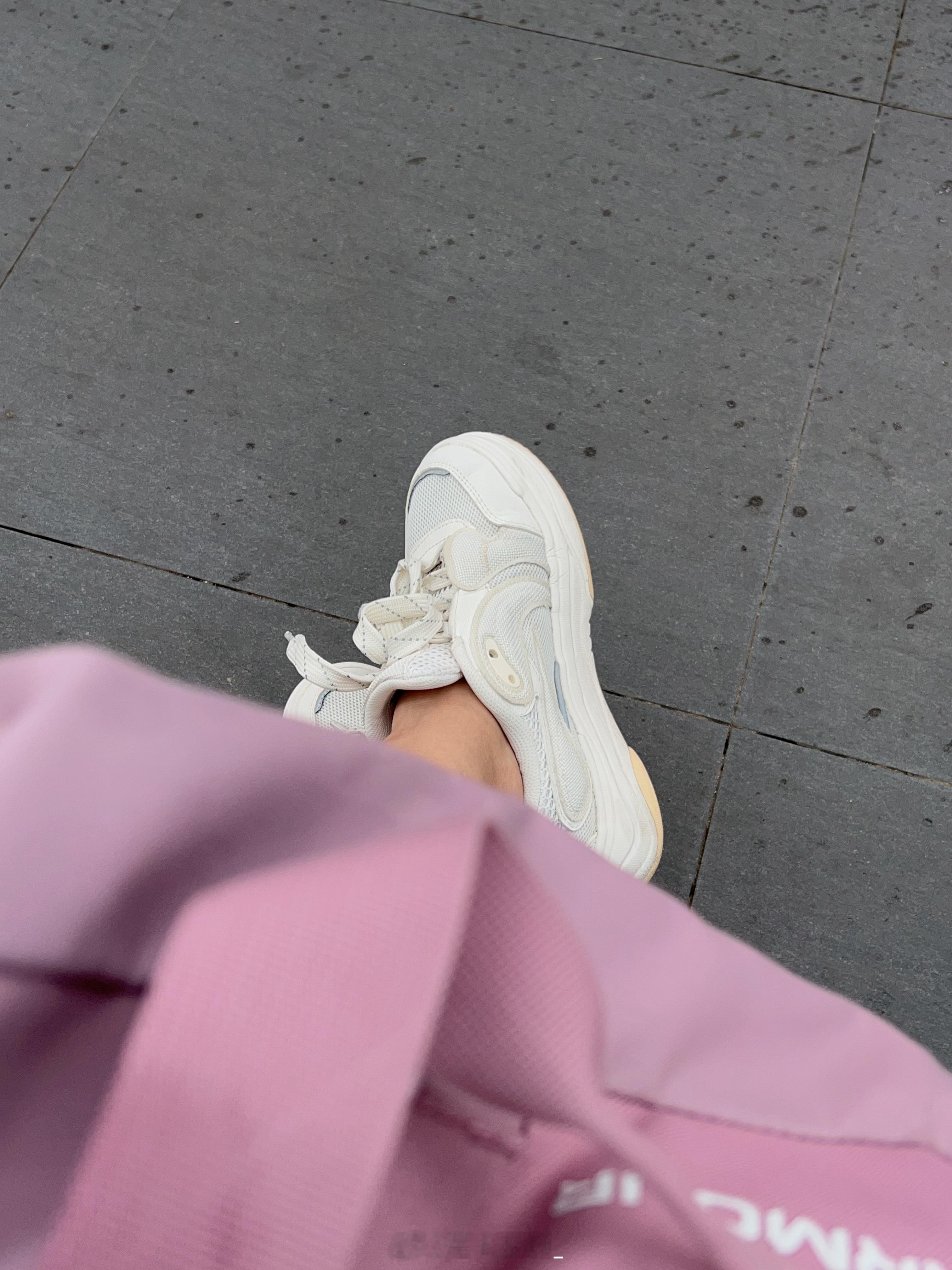出门时，晴空万里。回去时，瓢泼大雨🌧️💔，被困在商场。12点还不停，我就准备