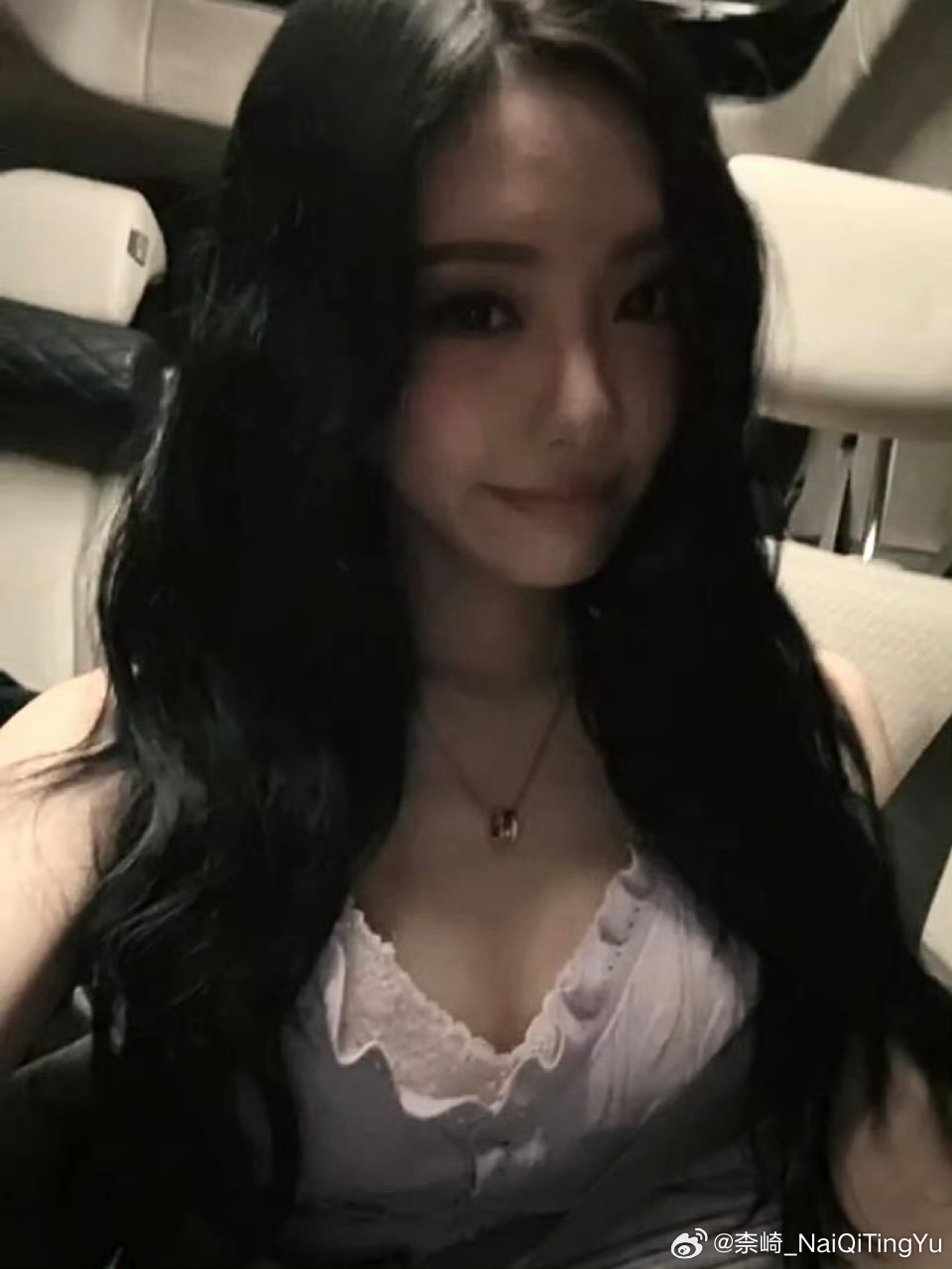 喜欢这种糊糊的氛围感像是宁宁在给我打视频一样aaa完全温柔气质女神！宁艺卓时尚表