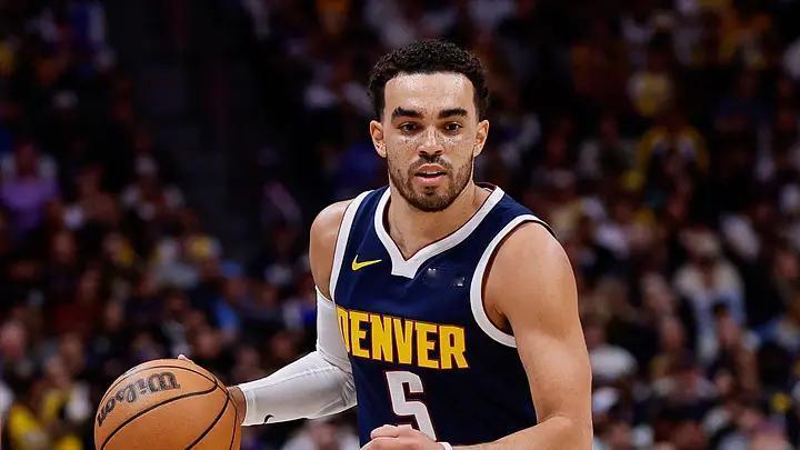 据ESPN记者沙姆斯·查拉尼亚报道，泰厄斯·琼斯已与掘金队达成一份一年合同。
琼