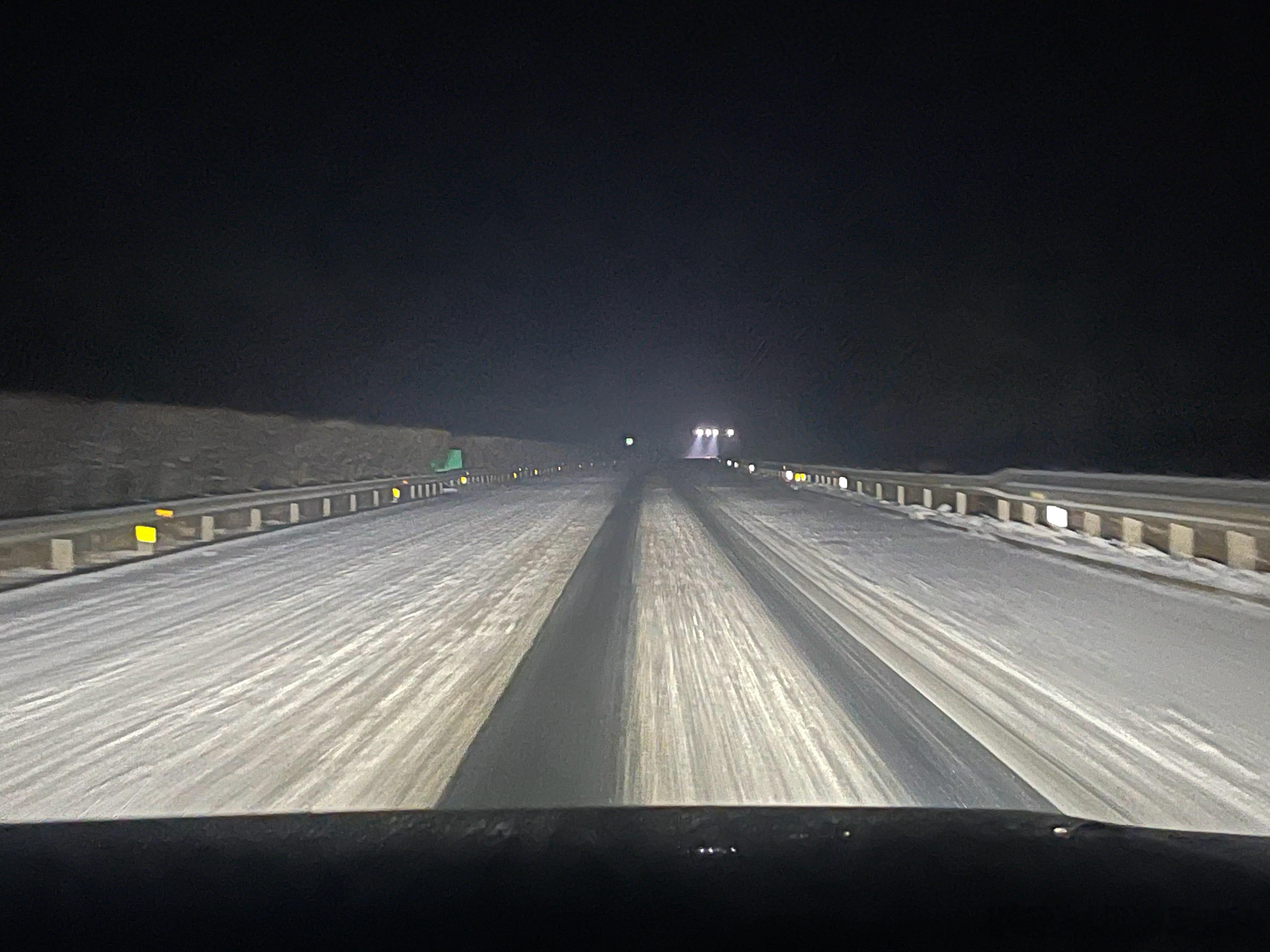 回京路上的高速，路面彻底冻上了，白色的地方冰上是雪，黑色的地方是冰和雪泥。系统显