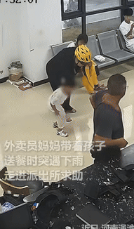 “泪目了！”河南一外卖员妈妈带娃送外卖途中，突然下起了暴雨，孩子浑身被淋湿，妈妈