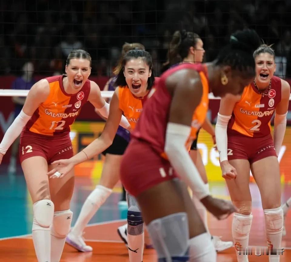 12月12日土超女排第十轮焦点战落幕，加拉塔萨雷苦战五局2-3不敌泽伦竞技，比分