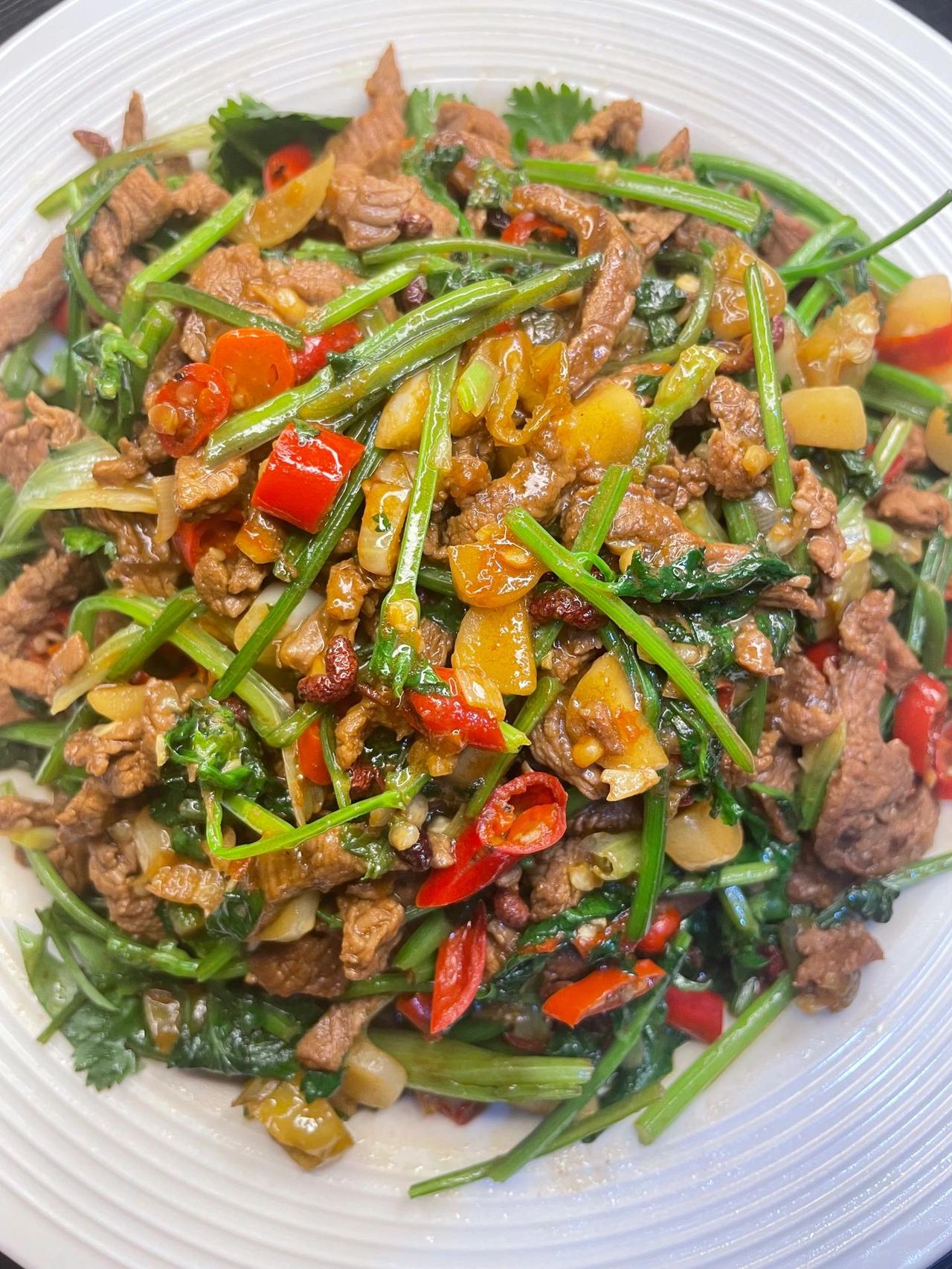 黄牛肉这样做出来一点都不会柴，真的真的巨下饭。
食材:牛肉，香菜
做法:1、首先