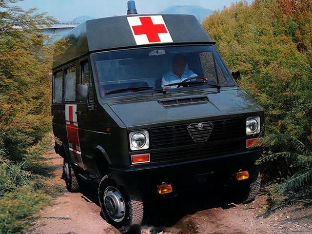 1981–89款阿尔法罗密欧35 AR8 4×4救护车。这货长得跟初代依维柯Da