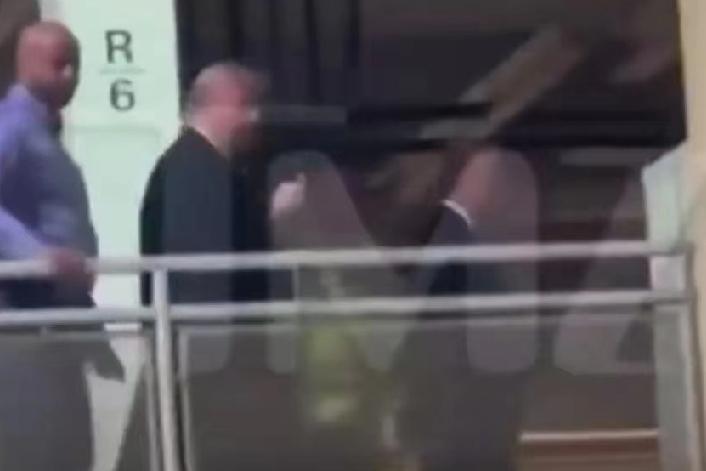 1月14日，路透社报道，特朗普周一赴密歇根州汽车工厂参观时，被抗议的工人骂‘恋童