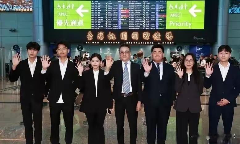一边组团参访大陆，一边纵容民意代表加入反华组织，行动上的反差反映了立场上的摇摆。