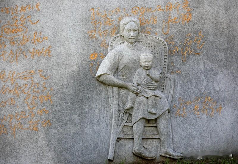 母爱如潺潺溪流，润泽一生，在琐碎日常里默默付出，珍贵无可替代。