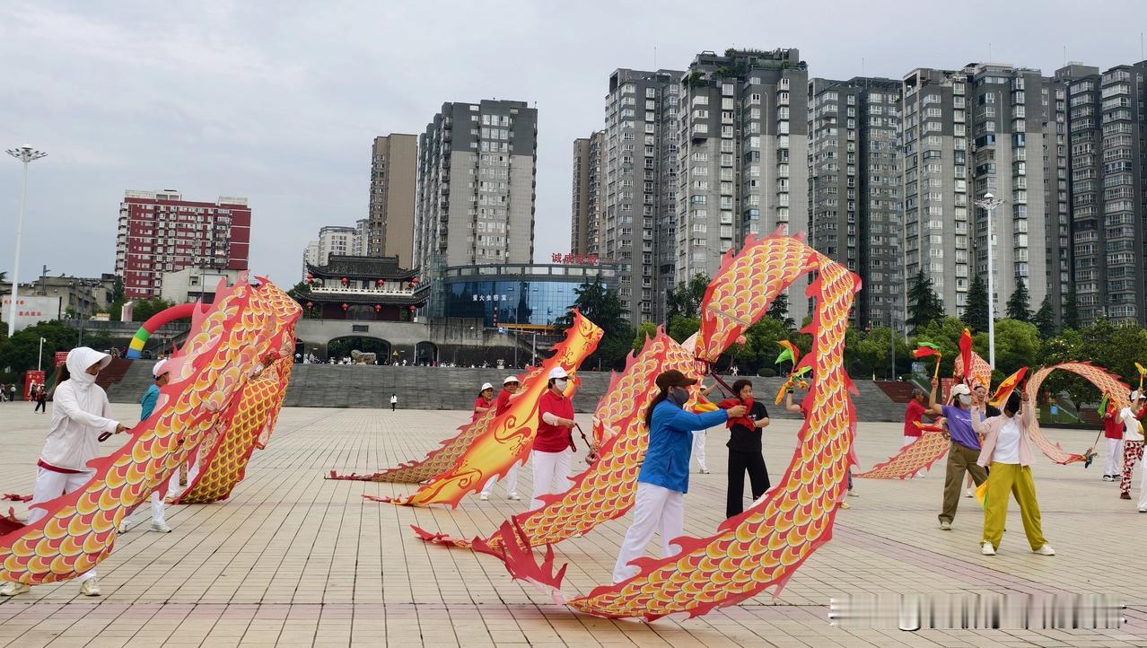 分享你所在城市随拍照片今早路过金州广场，发现一群人正在舞动大龙，还有人举着风旗挥