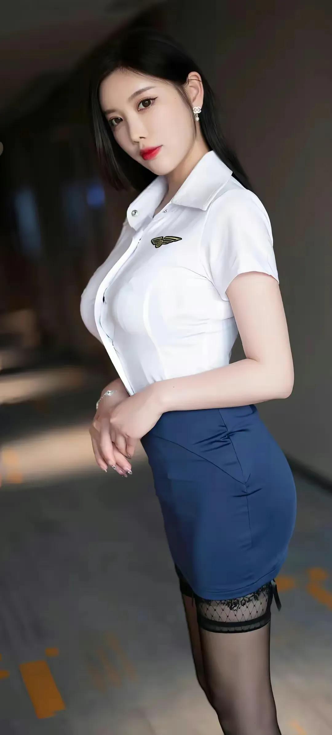 两个制服美女，其中外卖美女更有特点