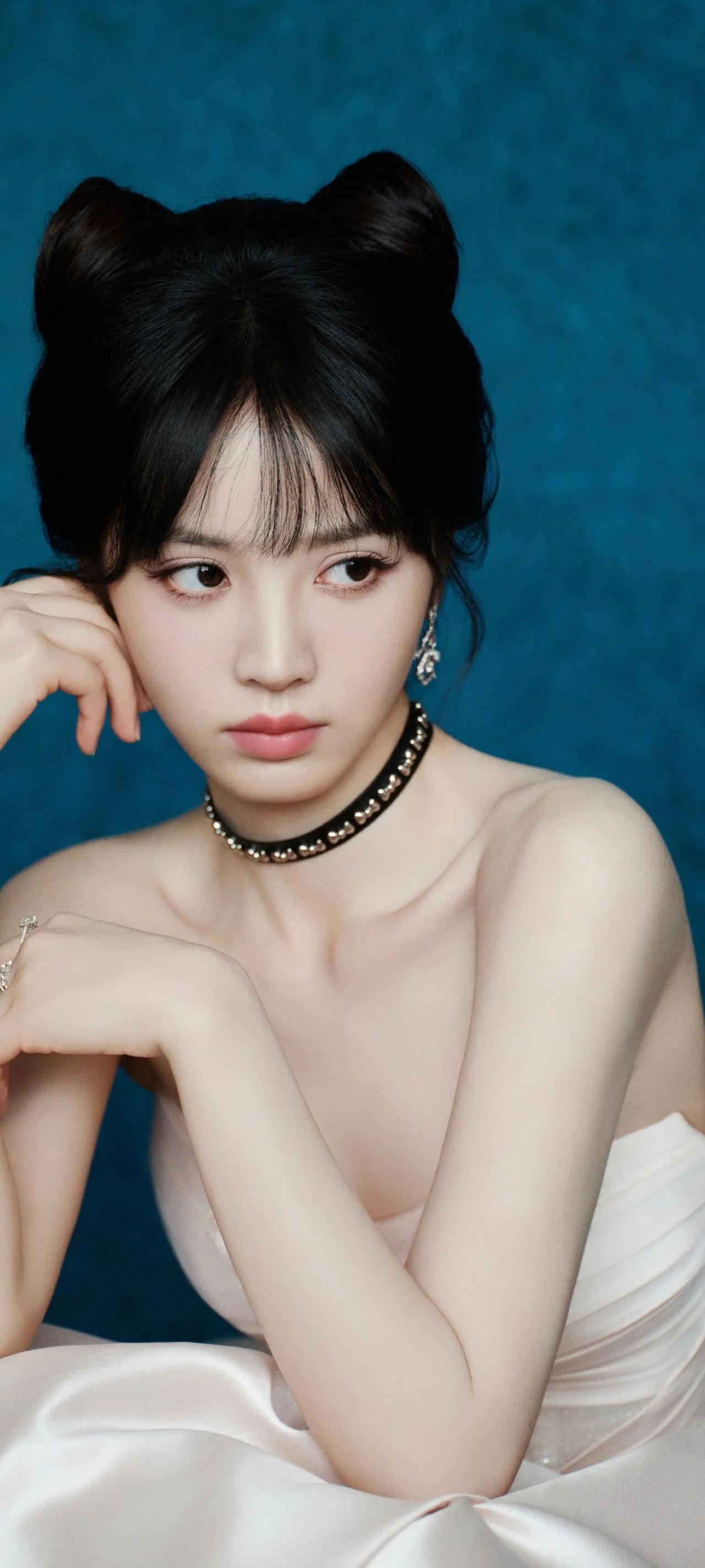 田曦薇真担得起“美人”这个称呼！她那精致的五官就像精心雕琢过一样，每一处都恰到好