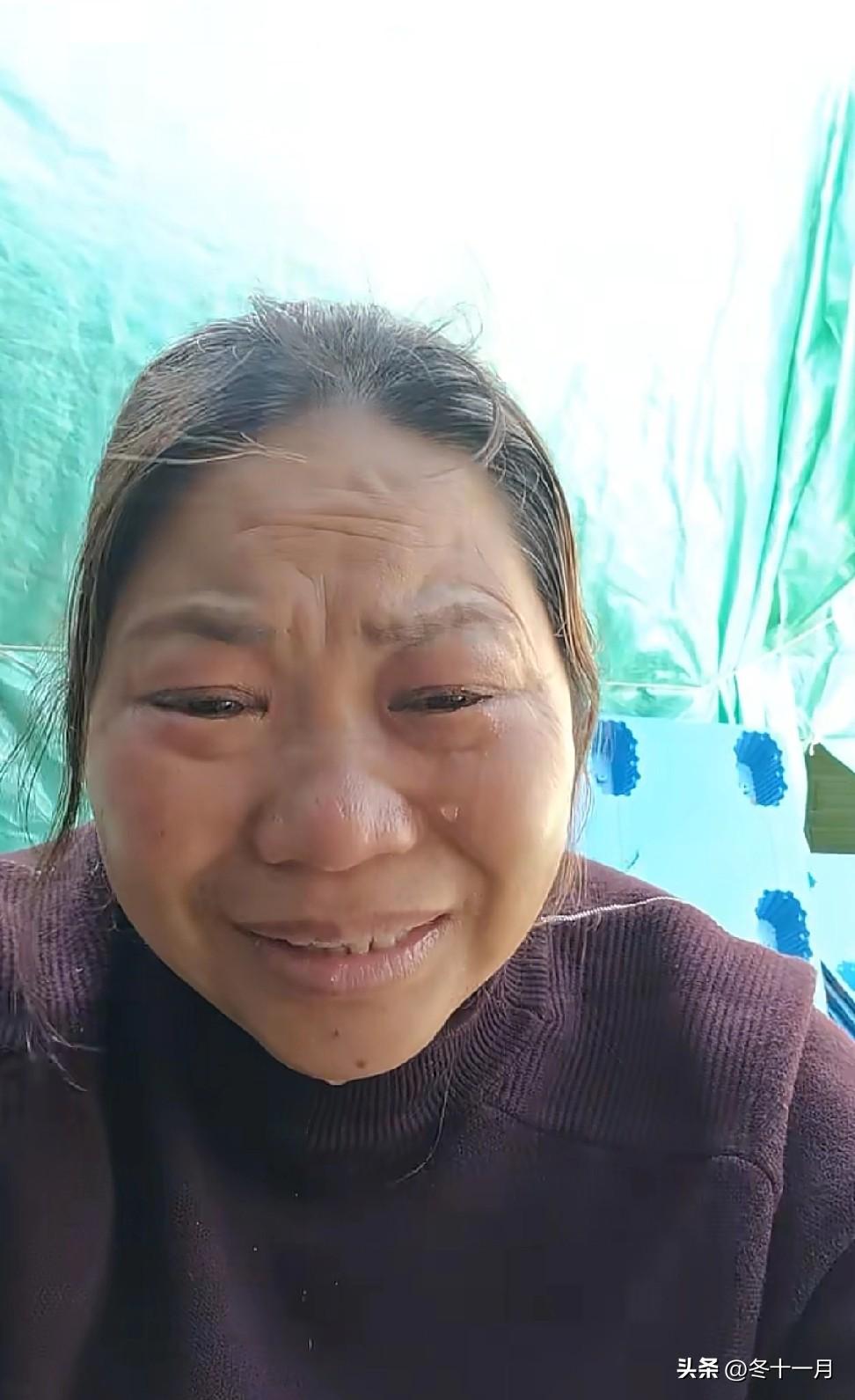 王晓举妈妈又哭了。今天下午全素颜出镜，没有一点美颜。两分40秒的视频全程是方言，