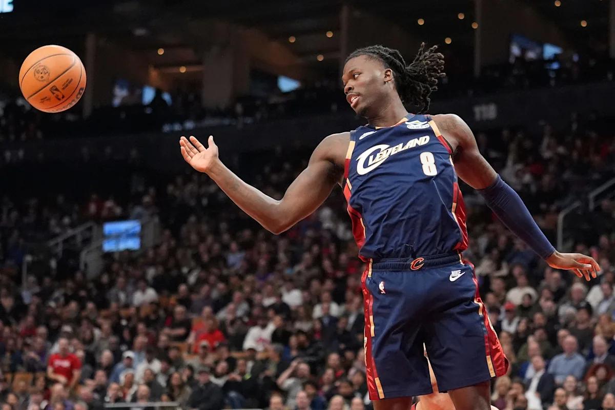 据HoopsHype记者迈克尔·斯科托透露，克利夫兰骑士已经裁掉了克里斯·利文斯