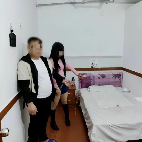 北京，一男子与失足女相约在一处出租屋内，然而男子仅待了几分钟就离开了，并给失足女