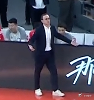 上海男篮vs辽宁男篮 小老头的日常球员的进攻选择永远超出他的想象 