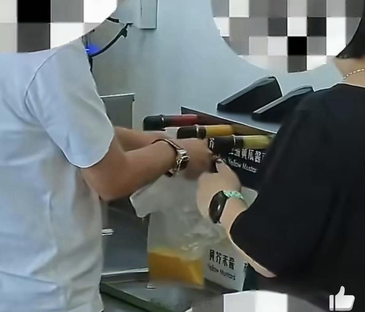 山姆回应多名顾客拿袋子装免费酱料哪里都有素质低的….没办法….. 