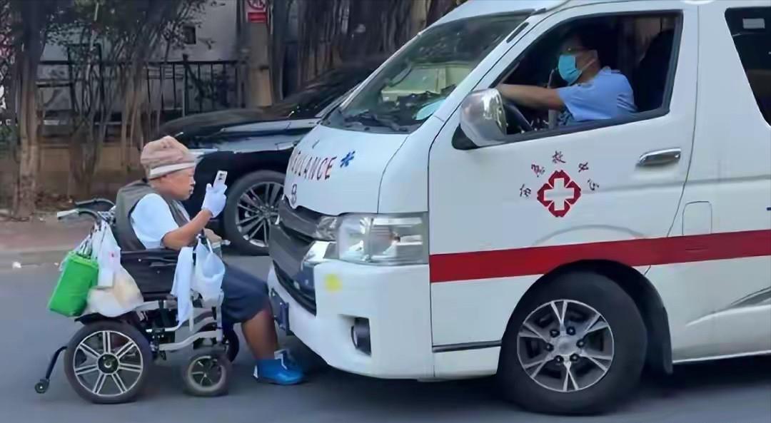 你敢信吗？在生死攸关的抢救现场，有人竟敢拿命去堵救护车的路。不是天灾，不是车祸，