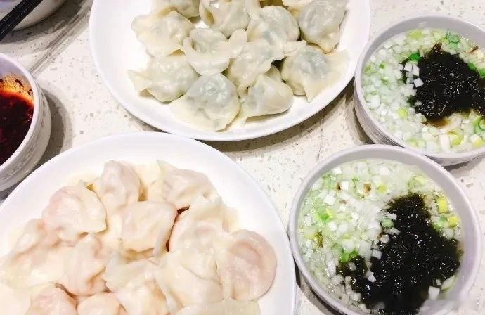 在四川乐山市一家医院内的妈妈饺子店里，五位经历人生低谷的女性相互扶持，将小小的餐