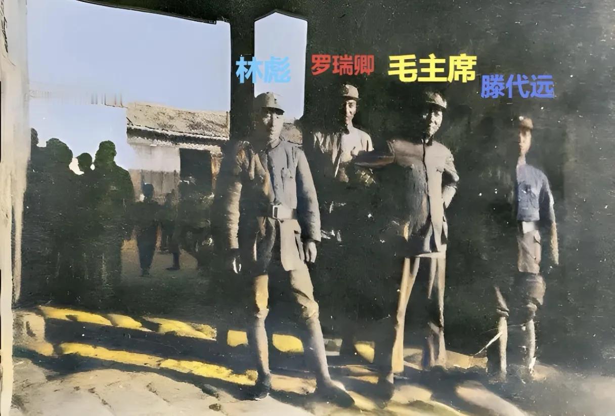 毛主席在抗大在对干部战士讲话。在那个特殊的年代，抗大培养出无数优秀人才，为革命事