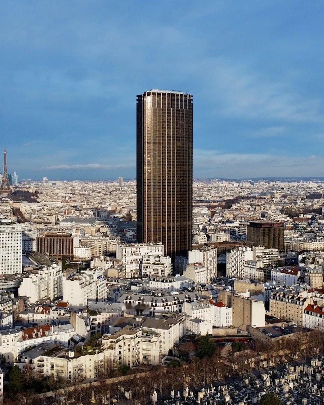 新闻快讯——因收到炸弹威胁，法国警方正在疏散巴黎蒙帕纳斯大厦人员。——半岛电视台